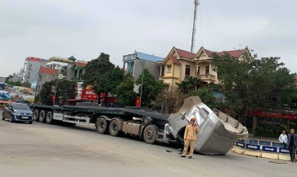 Ảnh TNGT: Phanh gấp tránh xe máy, hàng chục tấn thép lao đổ cabin xe công-ten-nơ